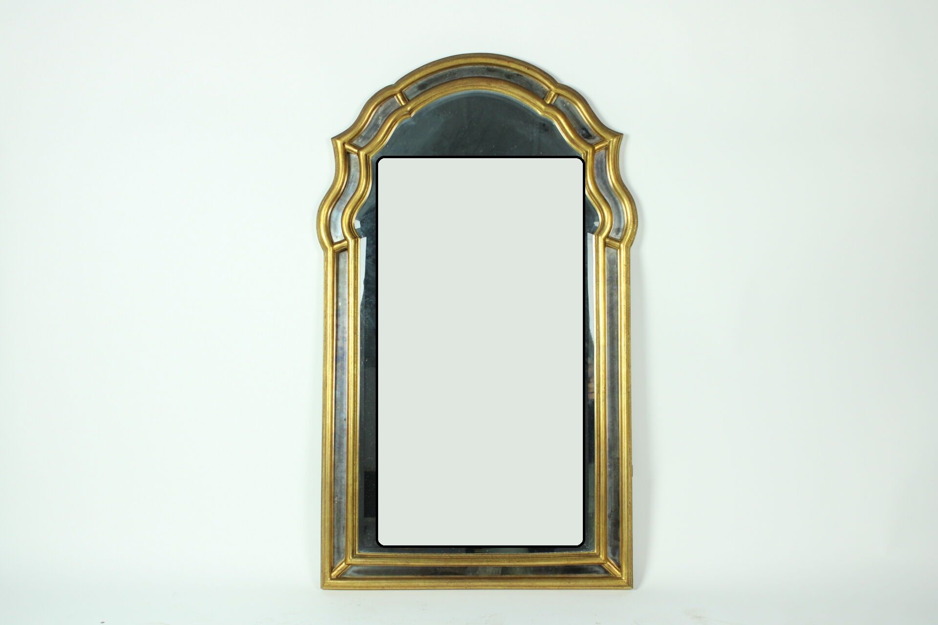 Null Espejo de madera dorada de estilo rococó. Dimensiones: 116 x 69 cm.