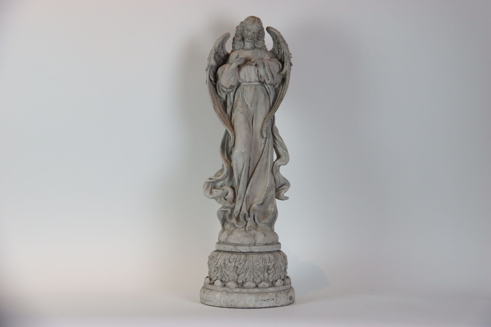 Null Sculpture d'ange en résine Travail du XXe. Hauteur: 80 cm.