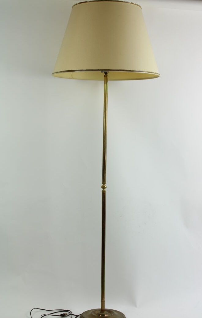 Null 黄铜落地灯，带凹槽灯杆。20 世纪作品。灯脚高度：145 厘米