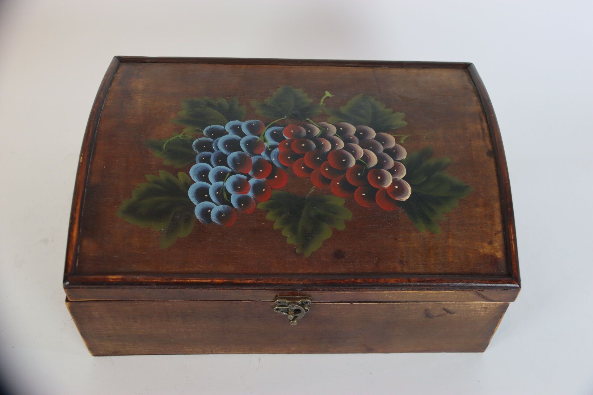 Boite en bois peint 绘有成串红葡萄和藤叶的木盒，20 世纪。尺寸：15 x 25 x 25 厘米