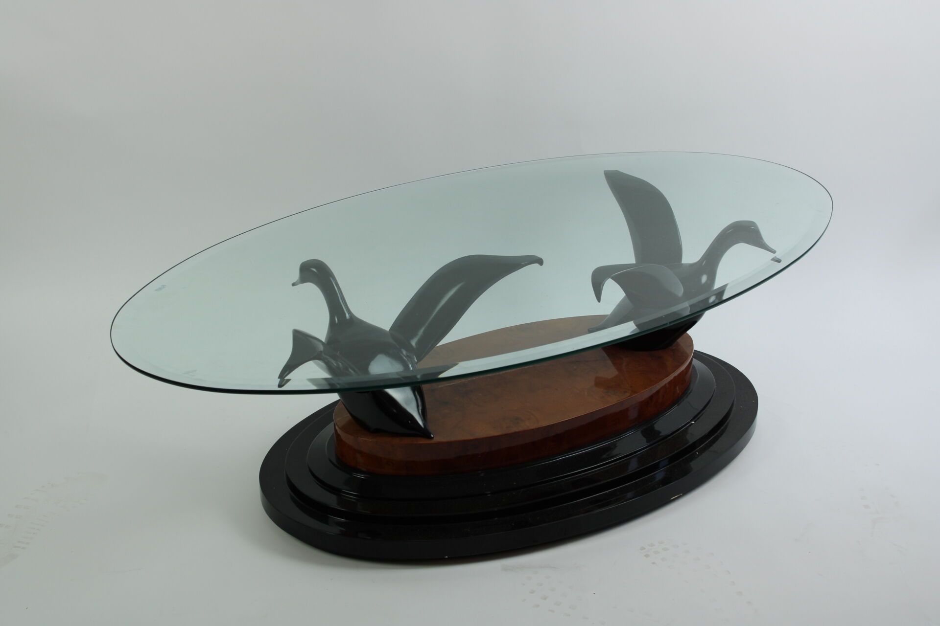 Null Couchtisch aus Regulaholz mit Dekor aus zwei Vögeln, die eine Glasplatte tr&hellip;