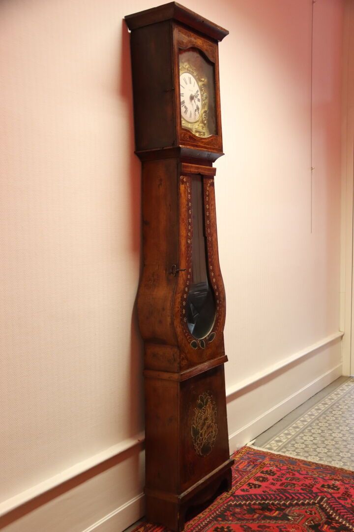 Null Comtoise 落地钟，带染色木质表壳、罗马数字珐琅表盘和标有 "DURAND à Vrécourt "字样的钟形机芯，19 世纪。高度：210 厘&hellip;