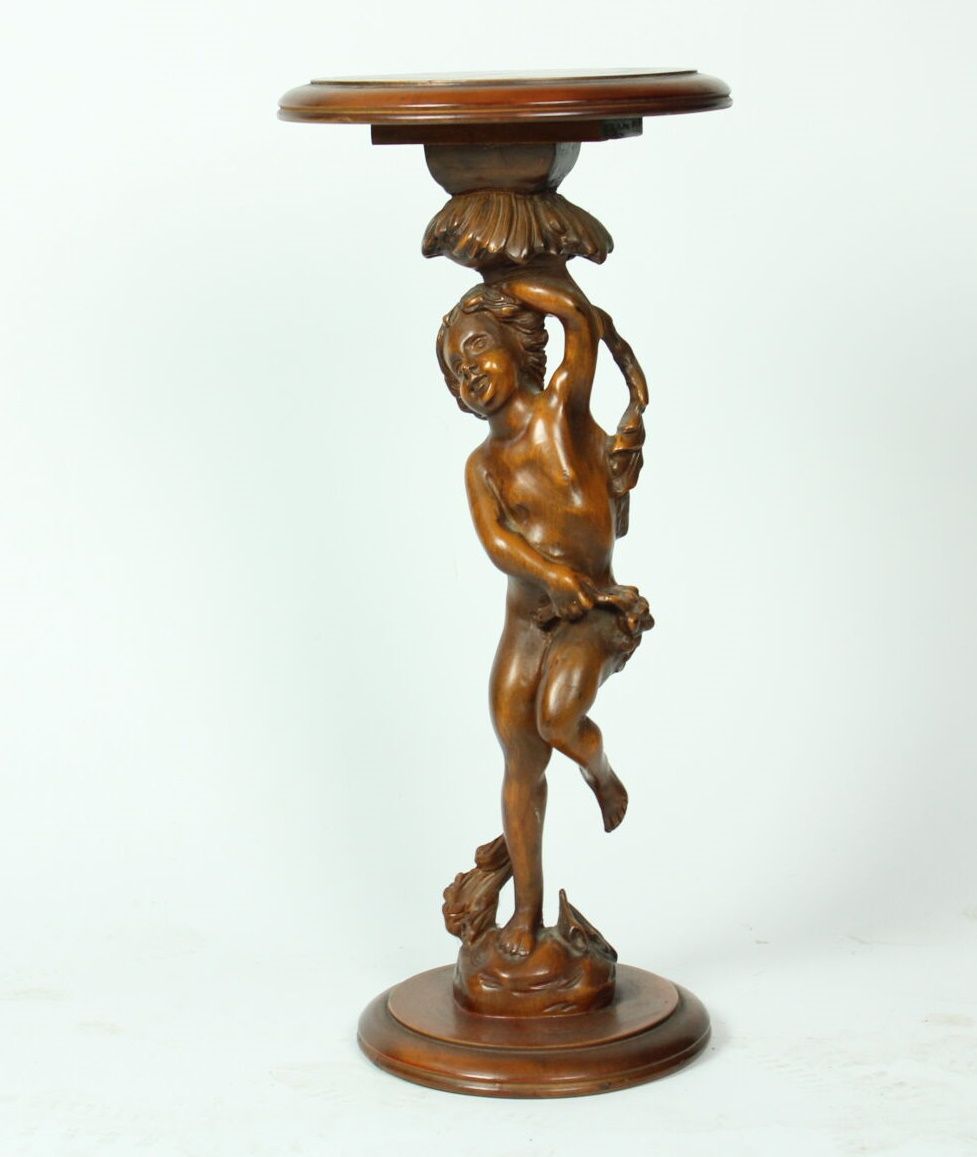 Null Sellette en bois sculpté figurant un putto. Dimensions 32 x 73 cm.