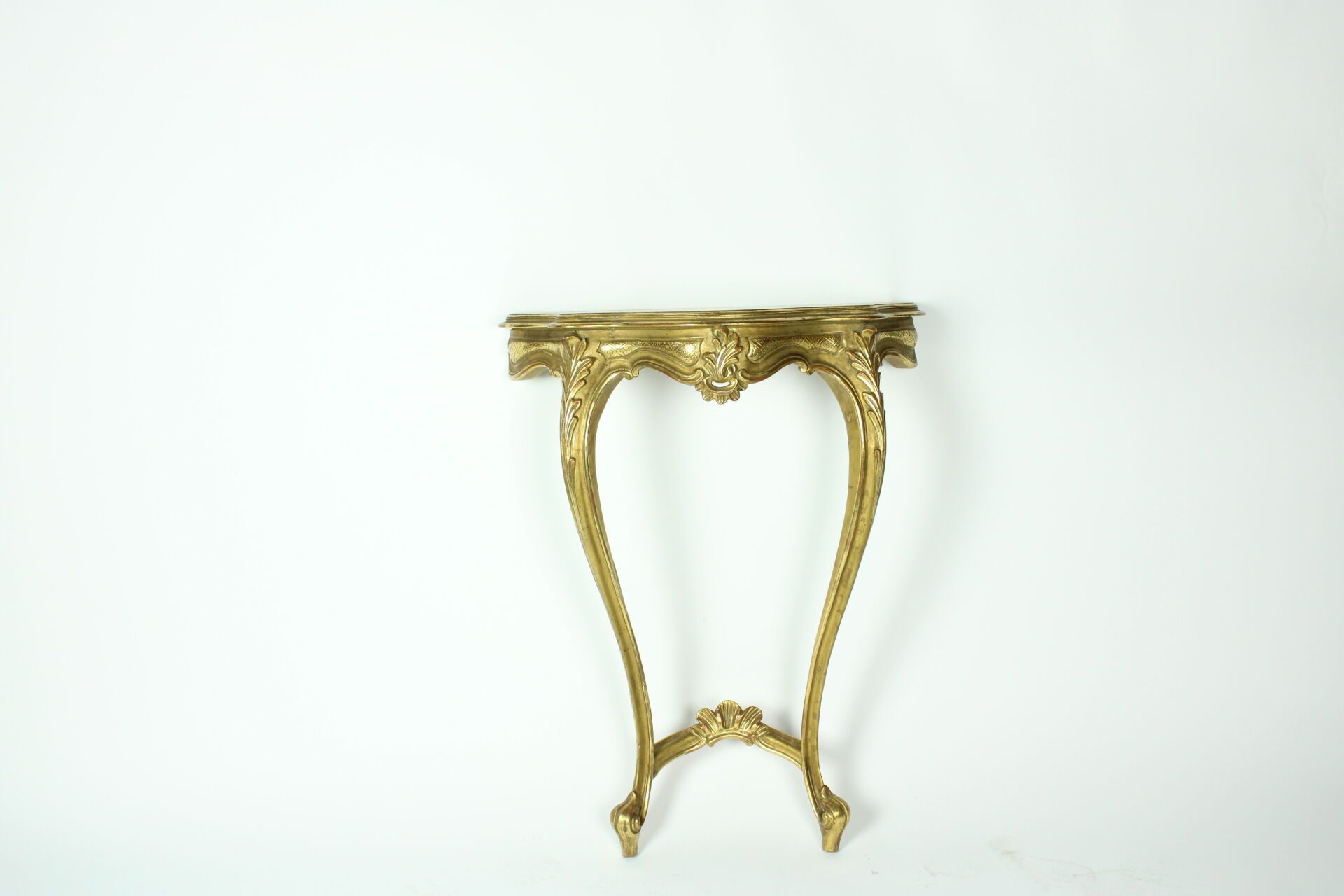 Null Console demi-lune en bois doré. Style Louis XV. Décor de volutes. Dimension&hellip;