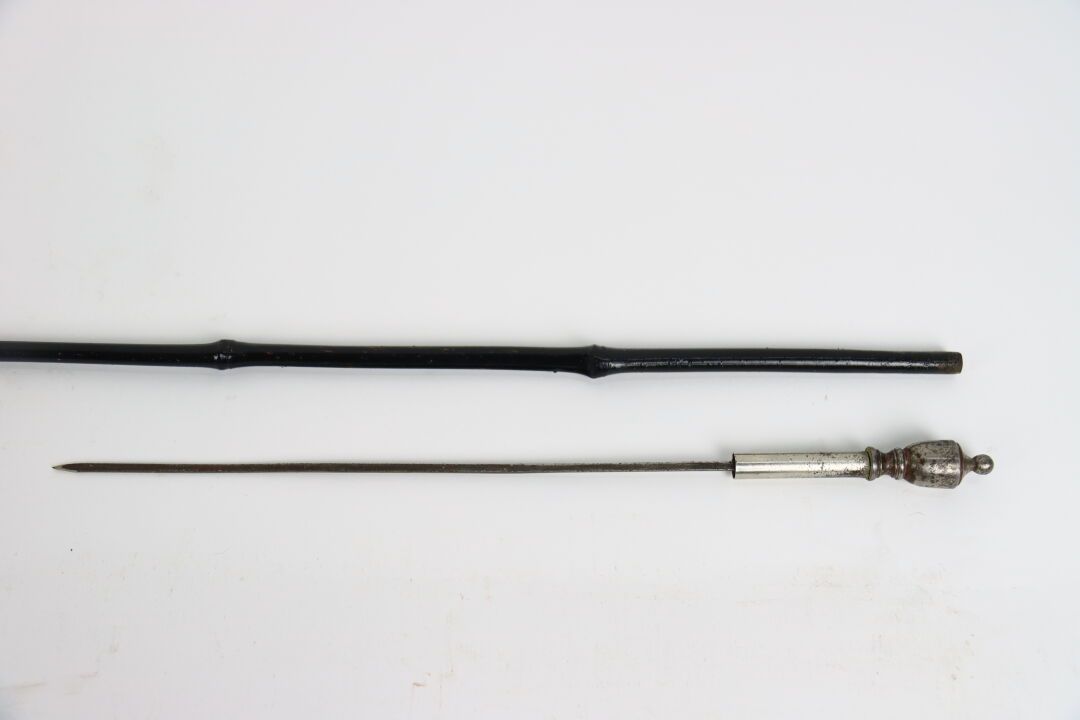 Null 涂黑的竹制手杖，配银色金属手柄。长度：99 厘米