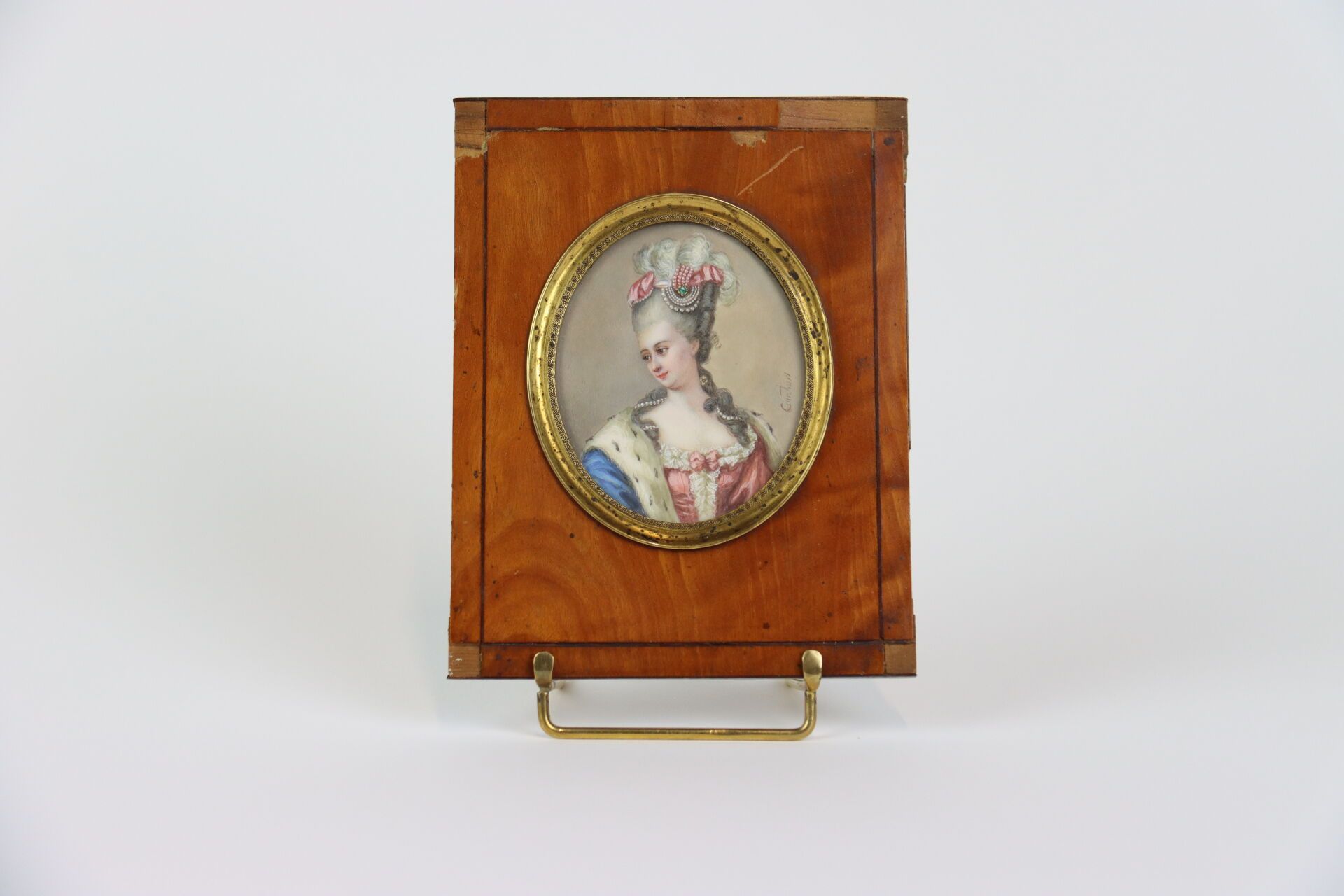 Null Oval polychrome miniature. Portrait of a princess. Gilded brass frame (Sign&hellip;