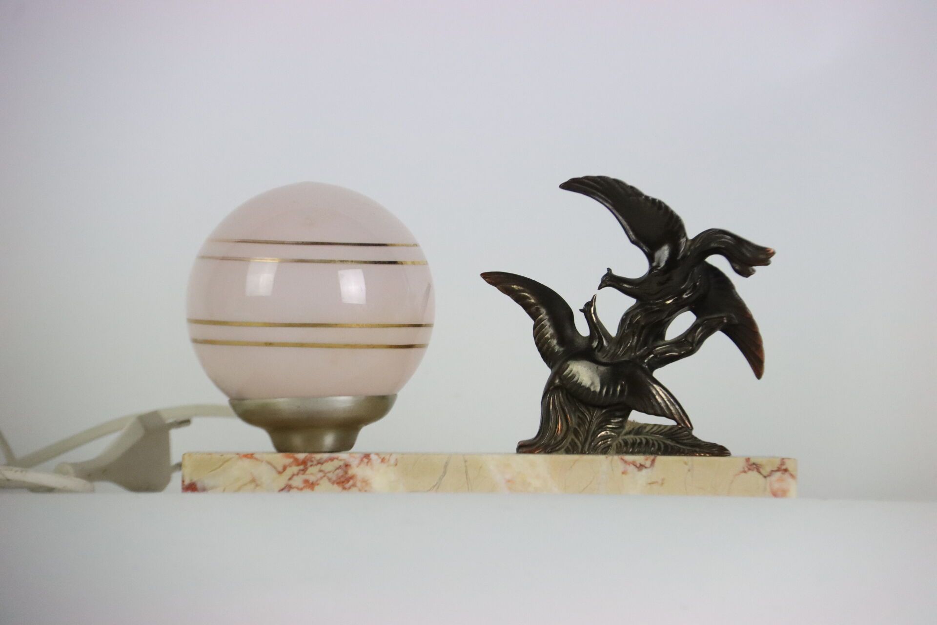 Null 球形灯，大理石底座上有金属鸟类雕塑。装饰艺术风格。尺寸为 14 x 24.5 厘米。