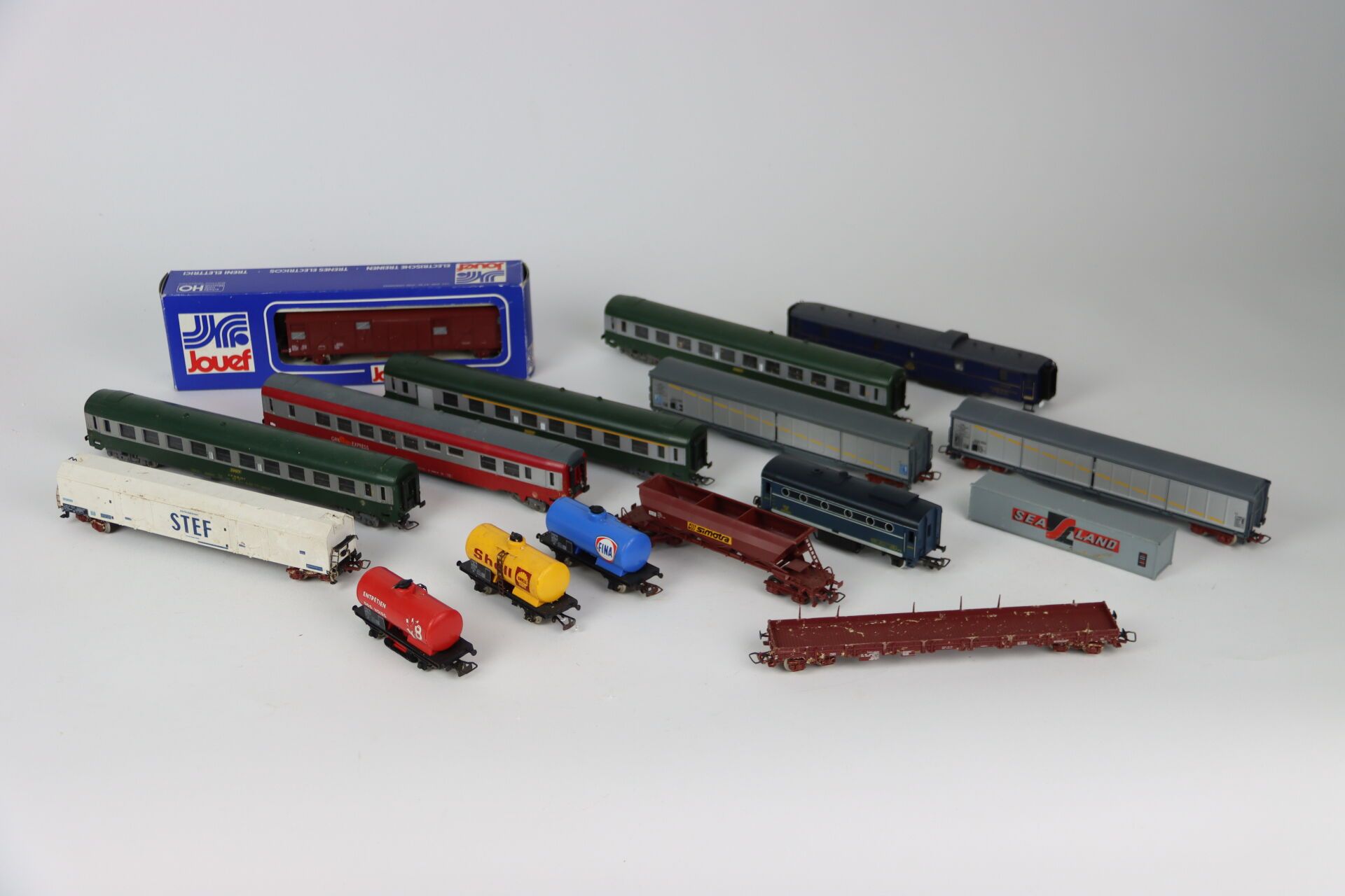 Null Una colección de vagones y locomotoras en miniatura, que incluye:

- JOUEF:&hellip;
