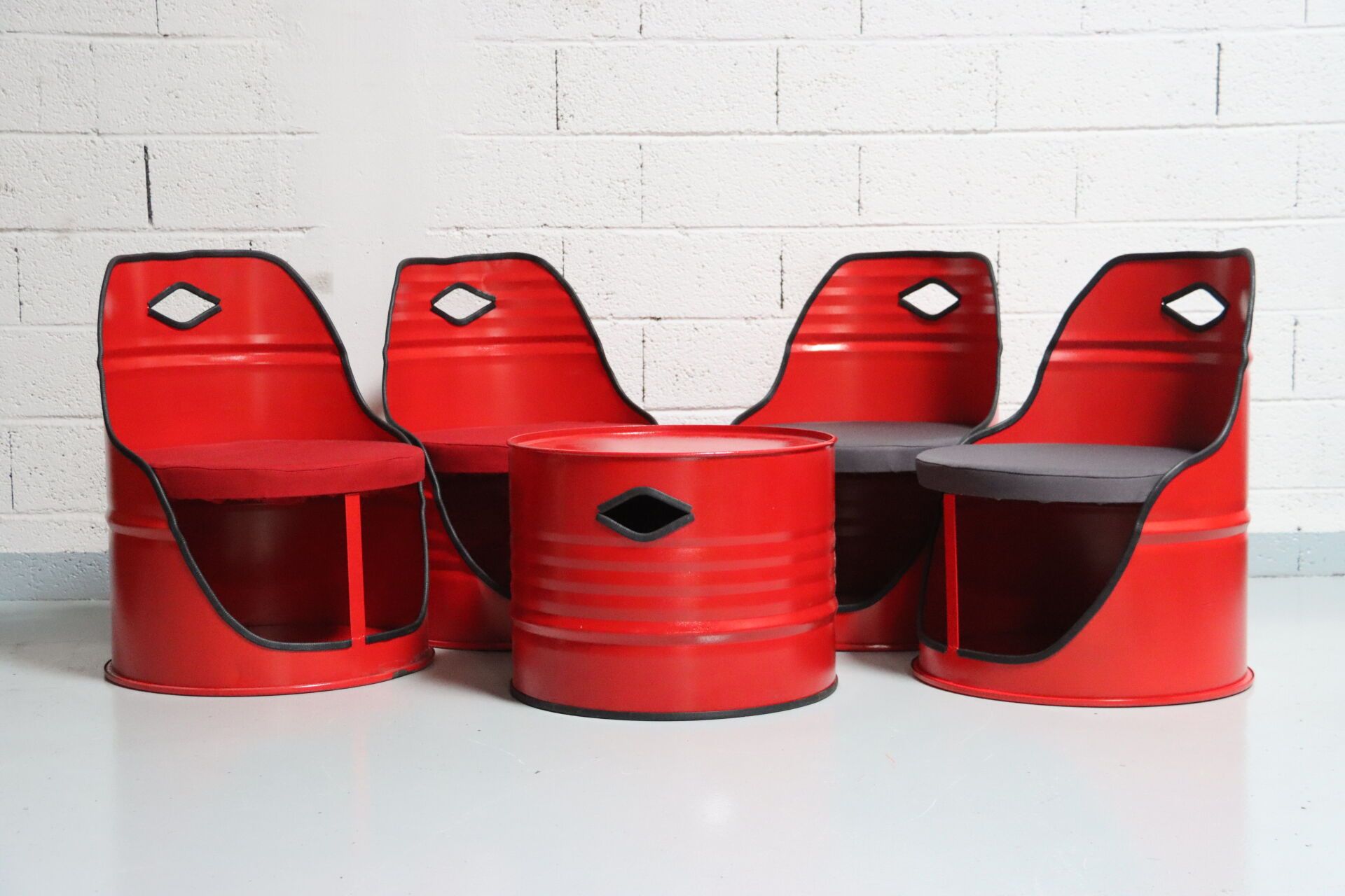 Null 用工业易拉罐制作的休息室，配有 4 把扶手椅和一张桌子。红色。20 世纪作品。尺寸：43 x 60 x 60 厘米（咖啡桌）；座位高度：39 厘米；靠&hellip;