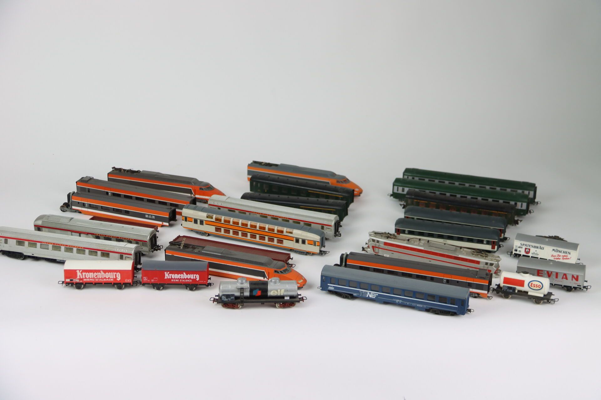 Null Una colección de vagones y locomotoras en miniatura, que incluye:

- LIMA. &hellip;