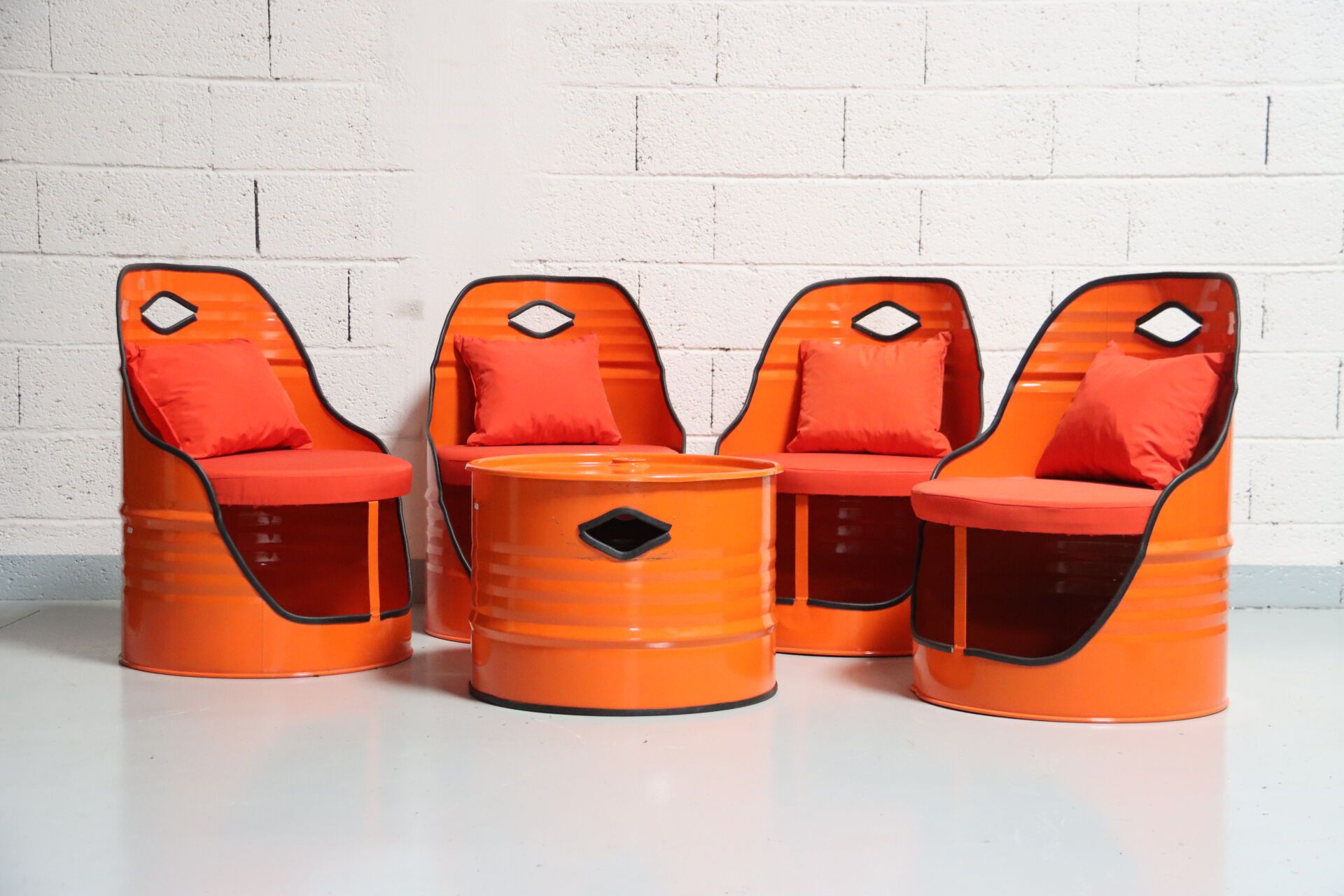 Null 用工业易拉罐制作的休息室，配有 4 把扶手椅和一张桌子。橙色。20 世纪作品。尺寸：43 x 60 x 60 厘米（咖啡桌）；座椅高度：39 厘米，靠&hellip;