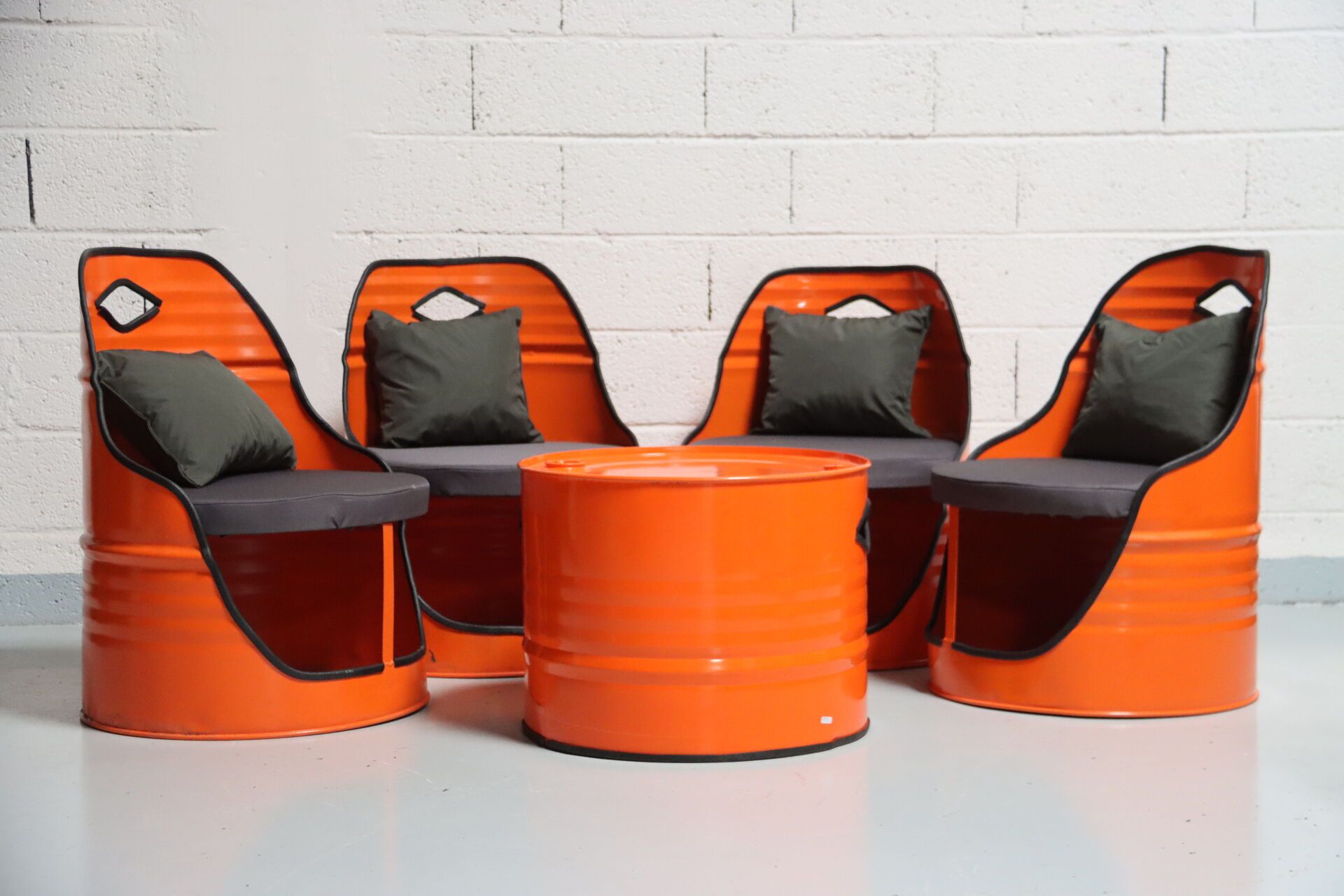 Null 用工业易拉罐制作的休息室，配有 4 把扶手椅和一张桌子。橙色。20 世纪作品。尺寸：43 x 60 x 60 厘米（咖啡桌）；座椅高度：39 厘米；靠&hellip;