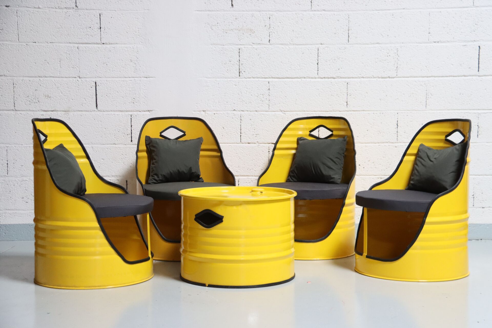 Null 带 4 把扶手椅和一张桌子的工业罐装休息室。黄色。20 世纪作品。尺寸：43 x 60 x 60 厘米（咖啡桌）；座椅高度：39 厘米；靠背高度：81&hellip;