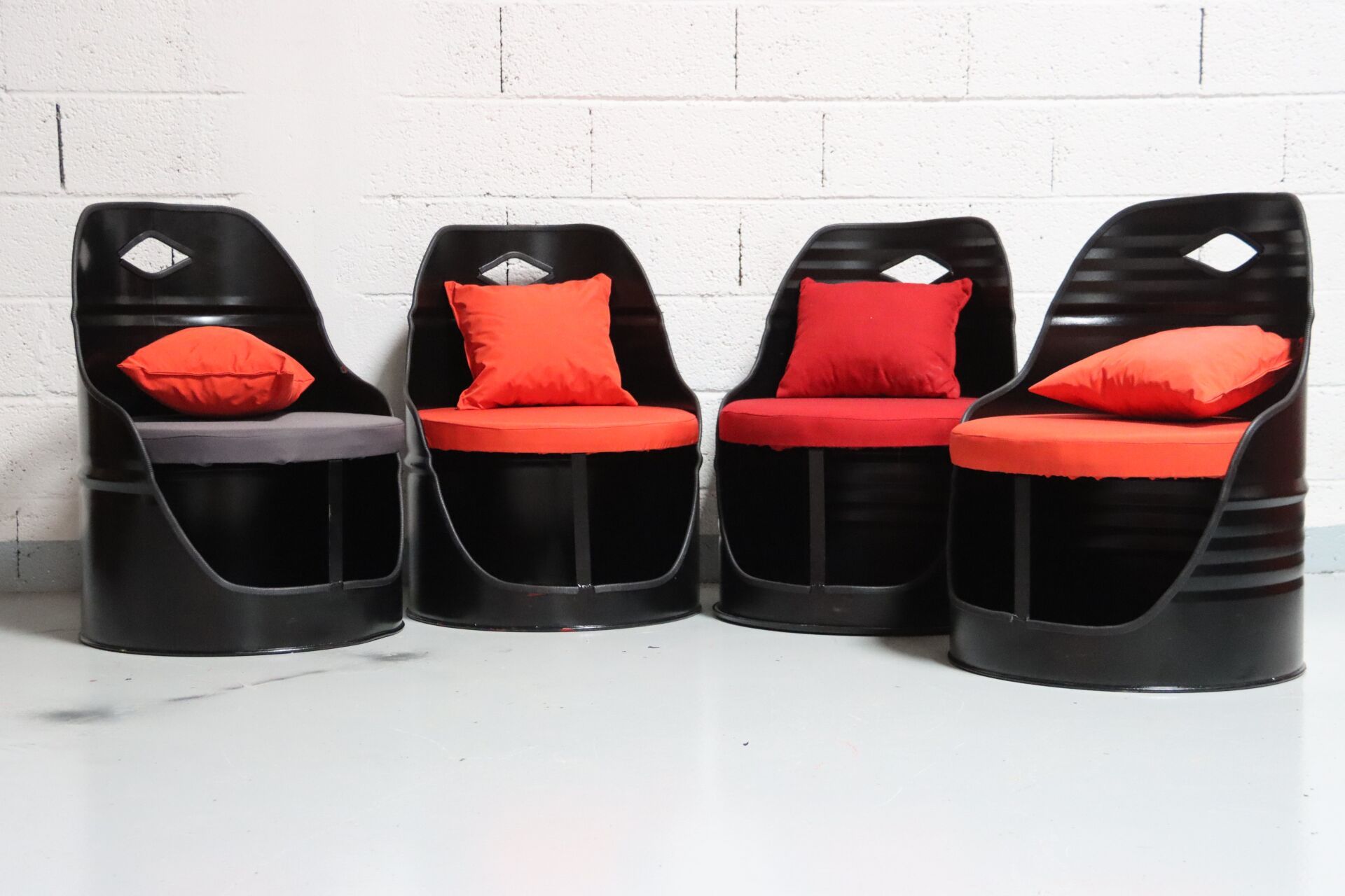 Null 用工业易拉罐制成的休息室，配有 4 把扶手椅。黑色。20 世纪作品。尺寸：43 x 60 x 60 厘米（咖啡桌）；座位高度：39 厘米；靠背高度：8&hellip;