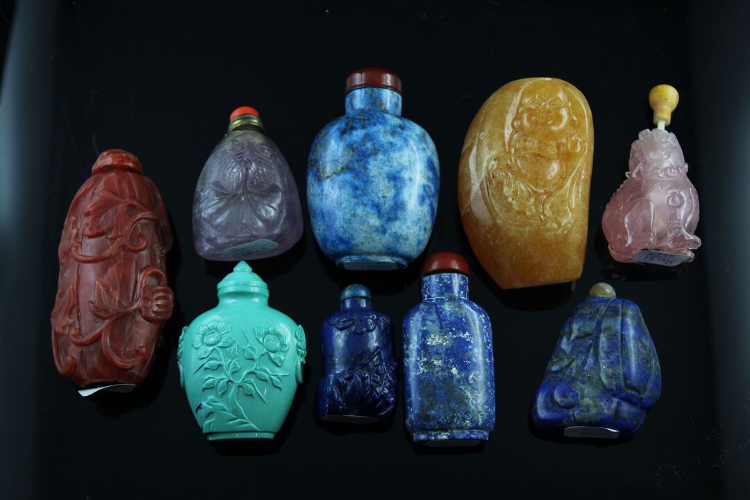 中国。硬石套装包括9个鼻烟壶，其中一个是紫水晶的鱼帆，一个是玫瑰 