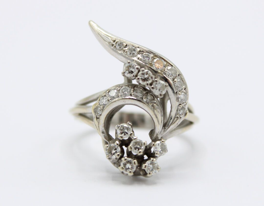 Null 18K(750/1000)白金戒指，卷轴铺设圆形明亮式切割钻石。
外国作品。
TDD: 54,5
毛重: 6,4g