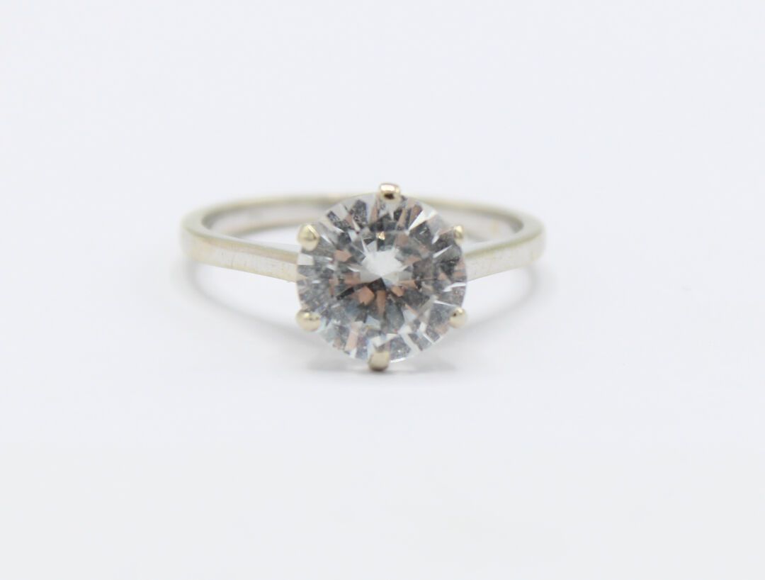 Null 18K(750/1000)白金戒指，镶嵌着一颗模仿钻石的白色石头。
法国作品。
TDD: 51
毛重: 2,7g