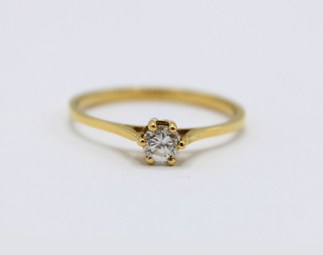 Null 18K（750/1000）黄金单颗钻石戒指，重约0.15克拉。
TDD: 58
毛重: 1,8g
