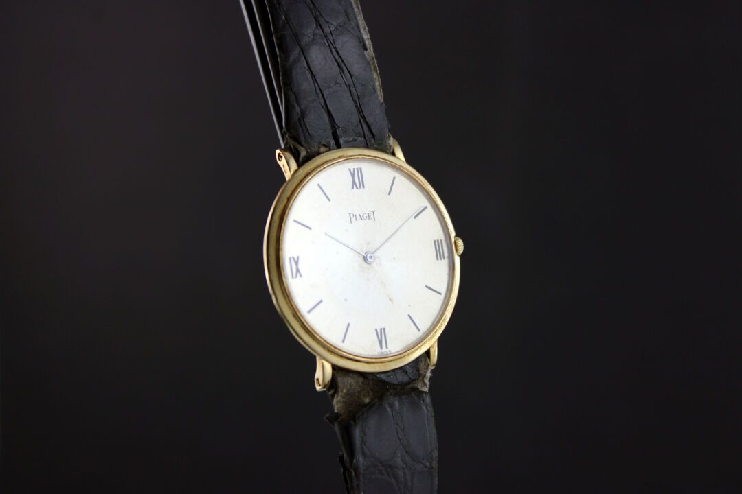 Null PIAGET 9P ref.920
18K黄金手镯表。圆形表壳。按扣式表背。
阳光金表盘。彩绘罗马数字。
9P机械机芯（封锁式）。
黑色真皮表带，带原&hellip;