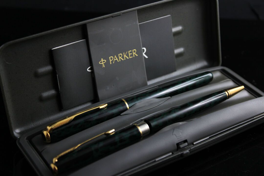 Null PARKER.
一套两支笔，一支是钢笔，另一支是圆珠笔，有黑色和绿色的斑点装饰。
装在他们原来的盒子里。
长度：13和13.5厘米

包括一支派克51&hellip;