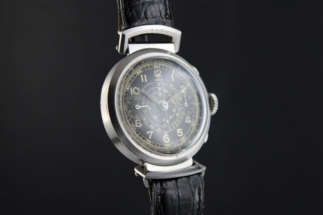 Null ARSA 1940s
Montre chronographe bracelet en acier. Boitier rond avec anses a&hellip;