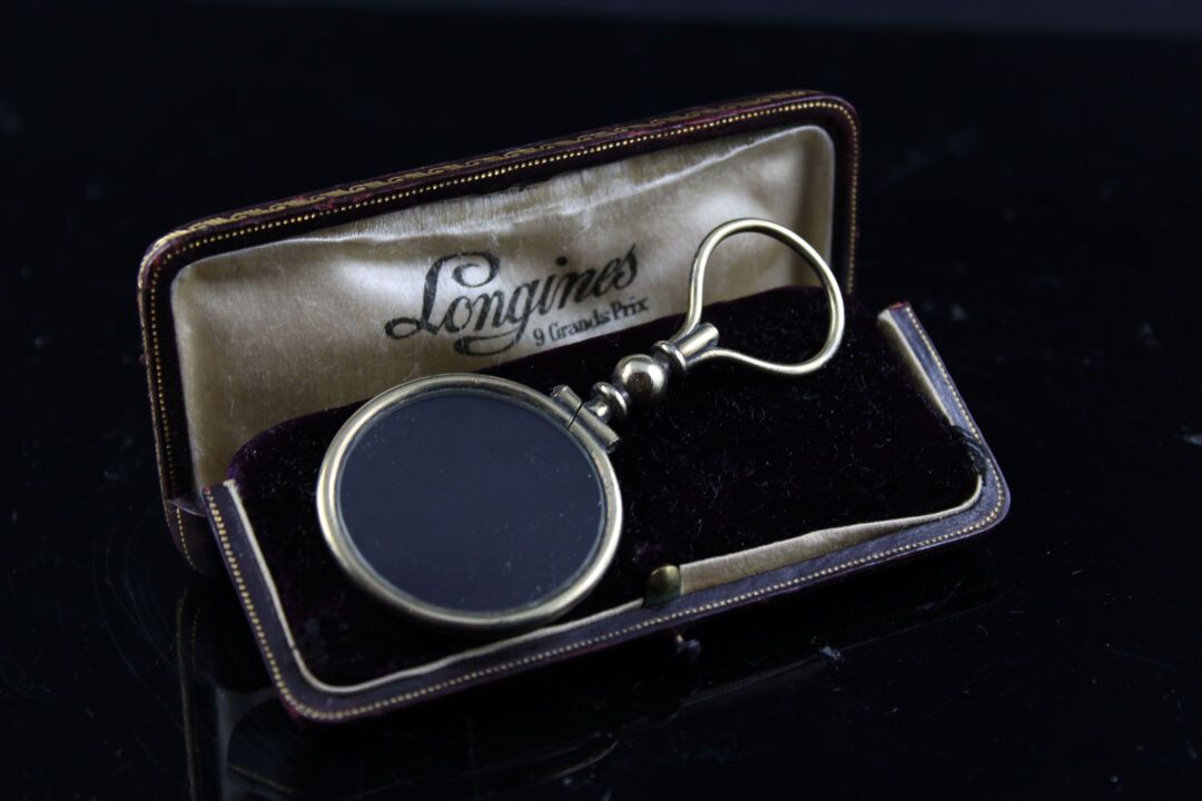 Null Small reading magnifier.
In a box signed Longines.