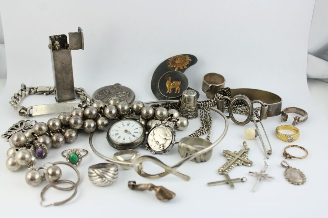 Null 各种银质950/1000和800/1000珠宝和镀银金属拍品

银饰的总重量：169.8克

包括 
- 一个卡地亚登喜路打火机 
- 一只怀表 
-&hellip;