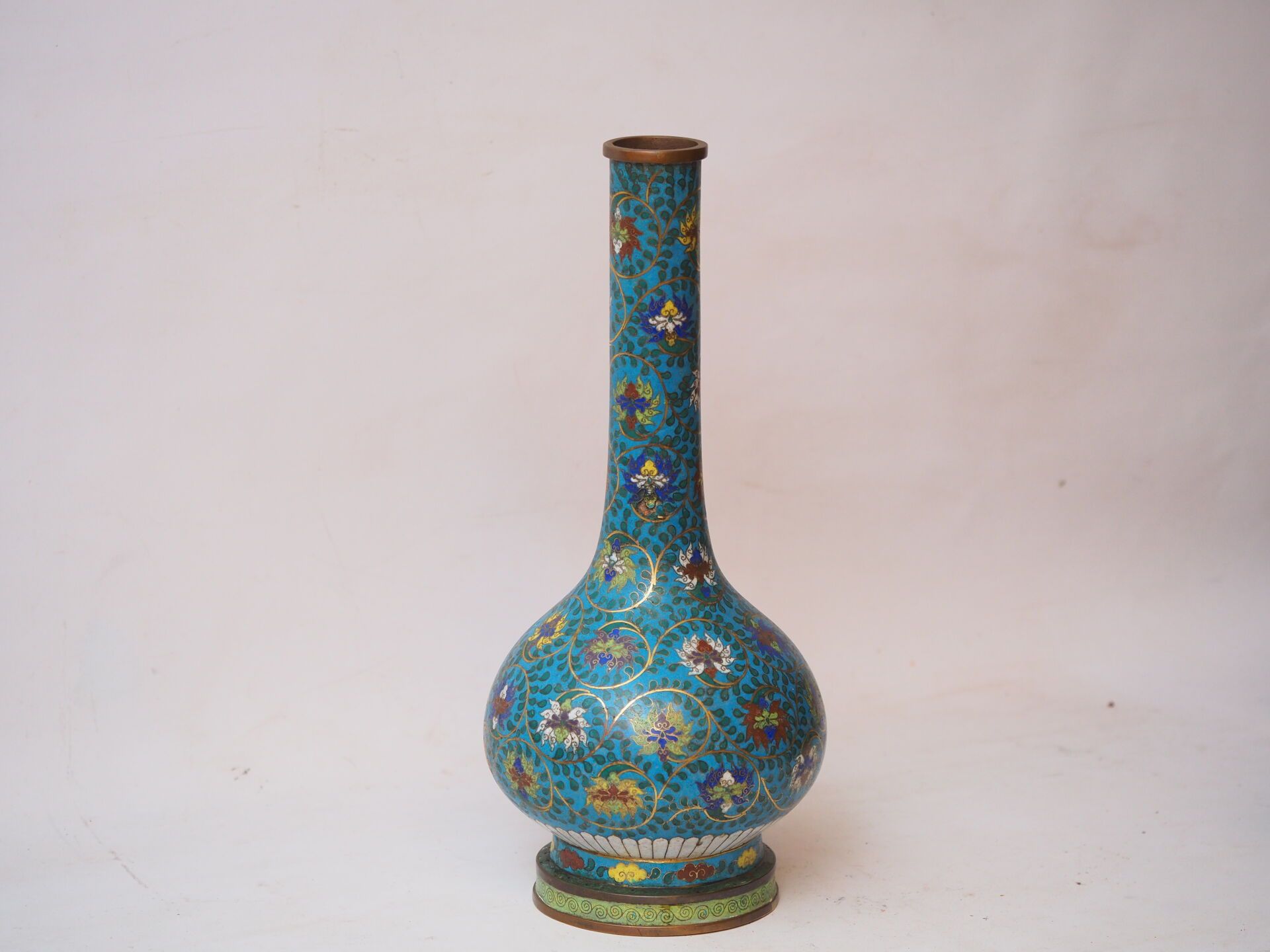 Null CHINE, ÉPOQUE JIAQING (1796-1820),
Vase bouteille à long col sur petit talo&hellip;