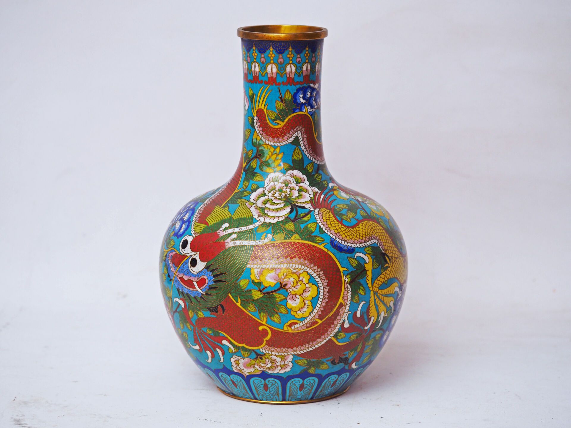 Null CHINE, ÉPOQUE GUANGXU (1875-1908),
Vase pansu à long col en émaux cloisonné&hellip;