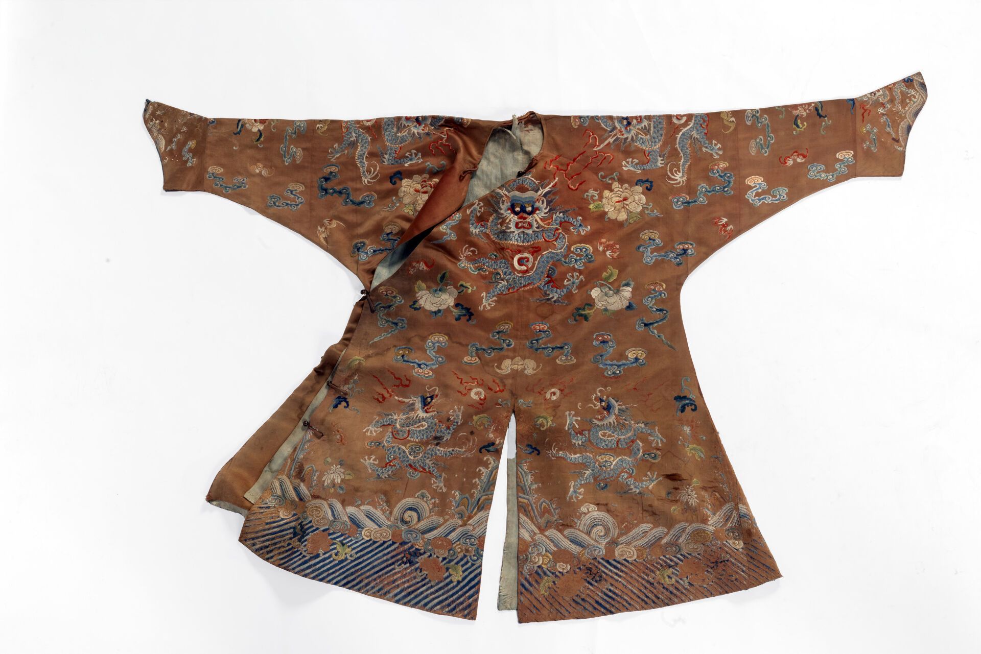 Null CHINE, PERIODE GUANGXU, 
Robe tunique en soie et lin brodé, à décor en poly&hellip;