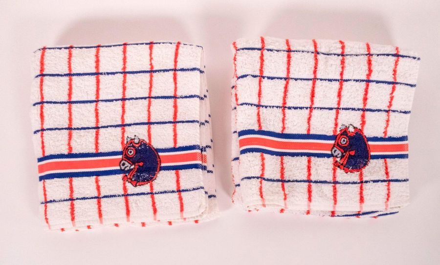 Null HERMES,

Lot de deux petites serviettes de bain en coton à décor rayé rouge&hellip;