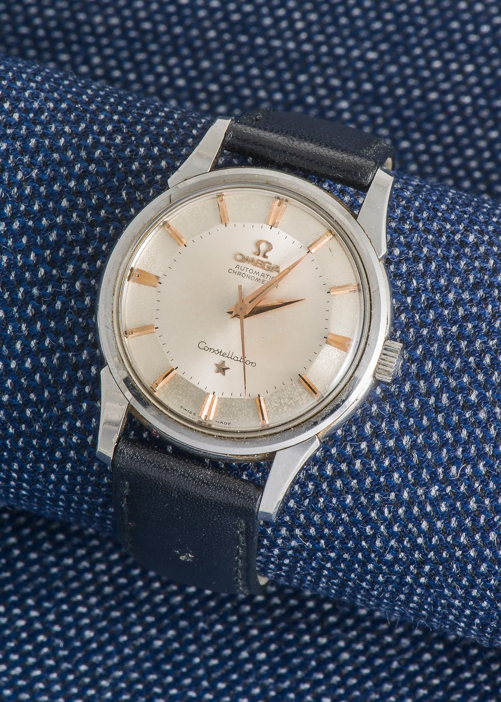 OMEGA Vers 1960 经典的Constellation型号手表，圆形钢制表壳，带有风格化的牛角把手，螺旋式表背上有天文台的标志。银色表盘称为饼状（缝合&hellip;
