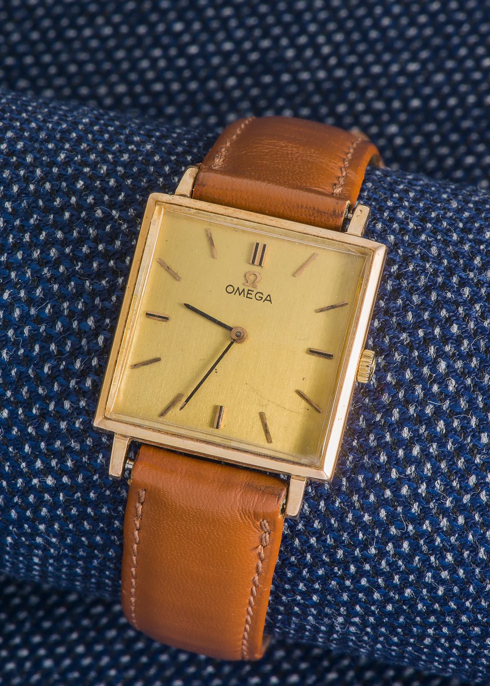 OMEGA Classic watch, the square case in 18K yellow gold (750 ‰) with a clipped b&hellip;