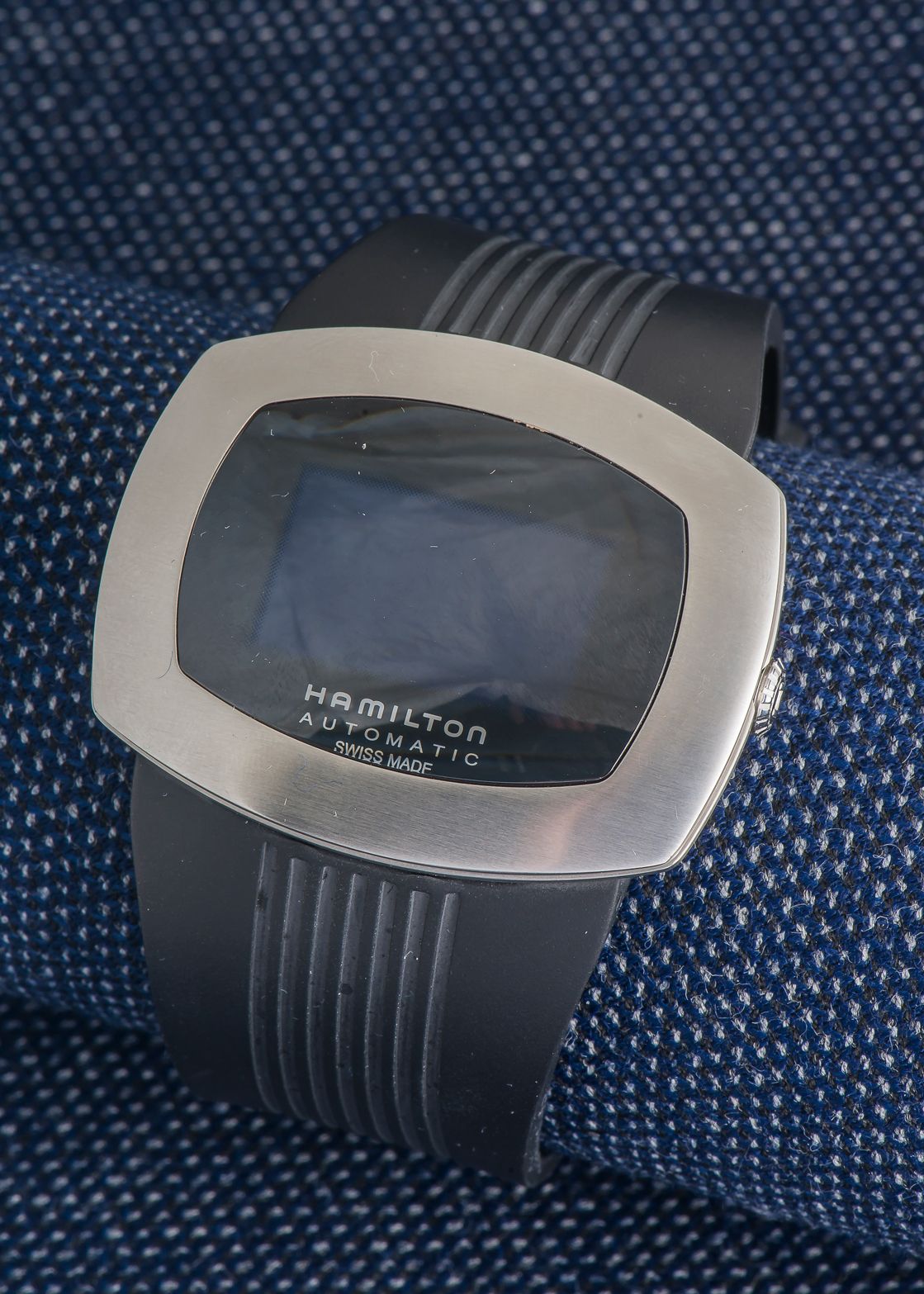 HAMILTON 精钢Pulsomatic腕表Ref.H525150，弧形长方形阶梯式表壳，表盘上有模拟显示。螺钉固定的玻璃背面。橡胶表带配钢针扣，已签名。

&hellip;