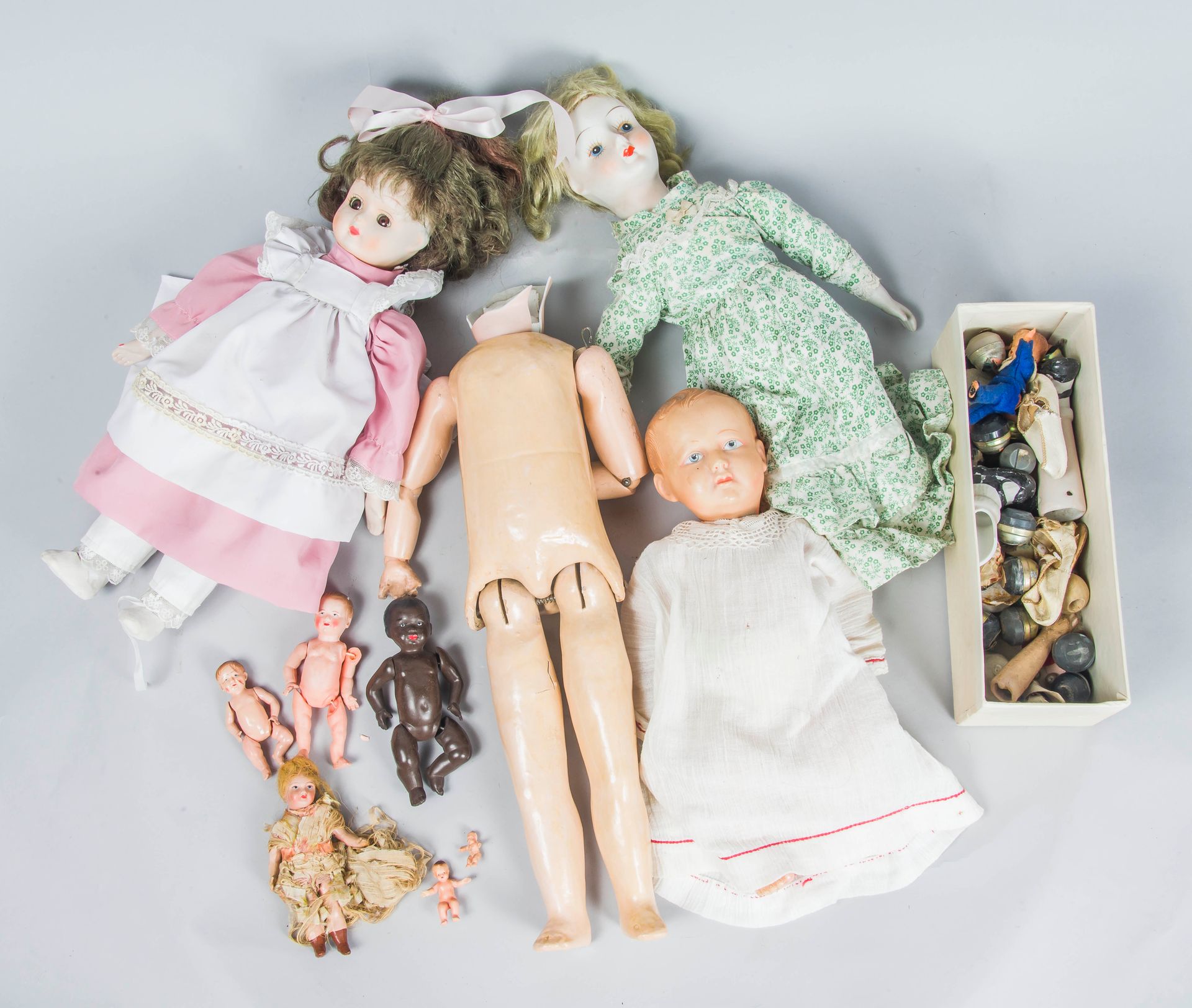 Null 
Deux poupée modernes en porcelaine, un bébé nageur, lot d’accessoires de r&hellip;