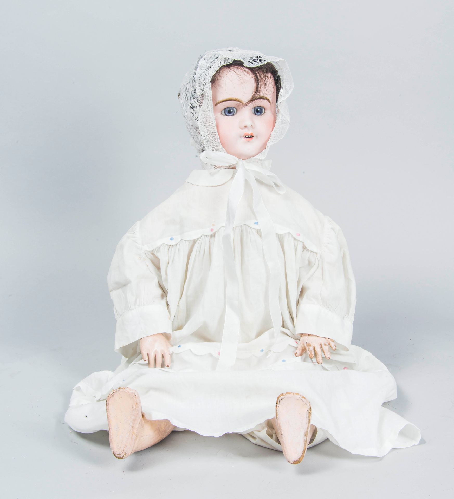 SFBJ, 
娃娃，瓷质头部标有SFBJ T.8（损坏后重新接上），眼睛固定，嘴巴张开，耳朵穿孔，假发剪掉，身体损坏，高：56厘米