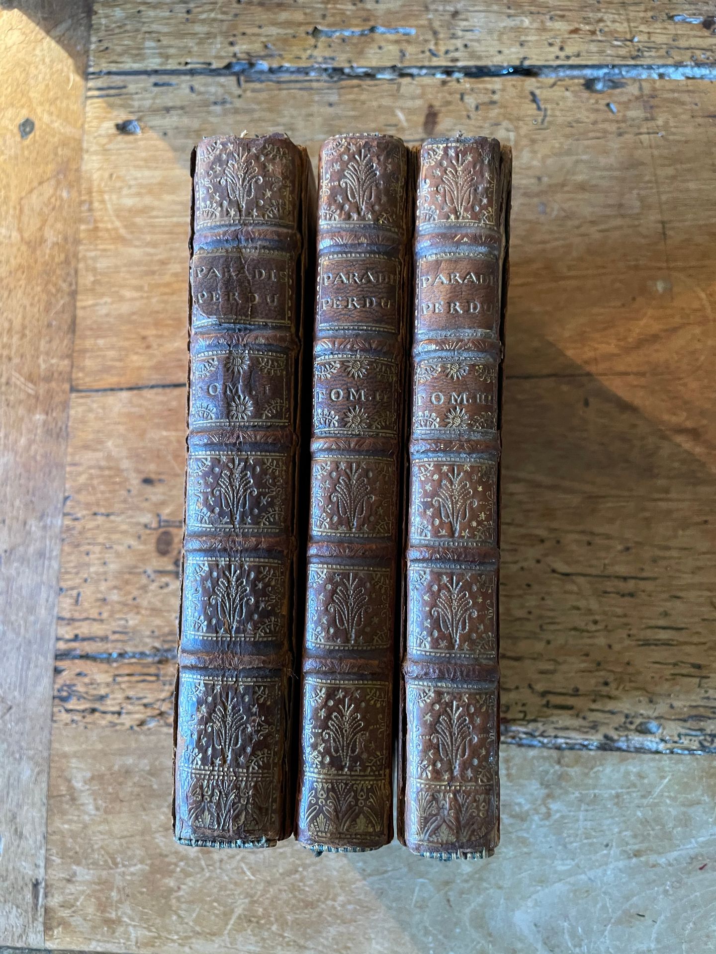 Null 米尔顿。失乐园》。诗意盎然。巴黎，Cailleau，Brunet，Bordelet，1729年，3卷装订成完整的basane，有些磨损，有少量潮湿的痕&hellip;