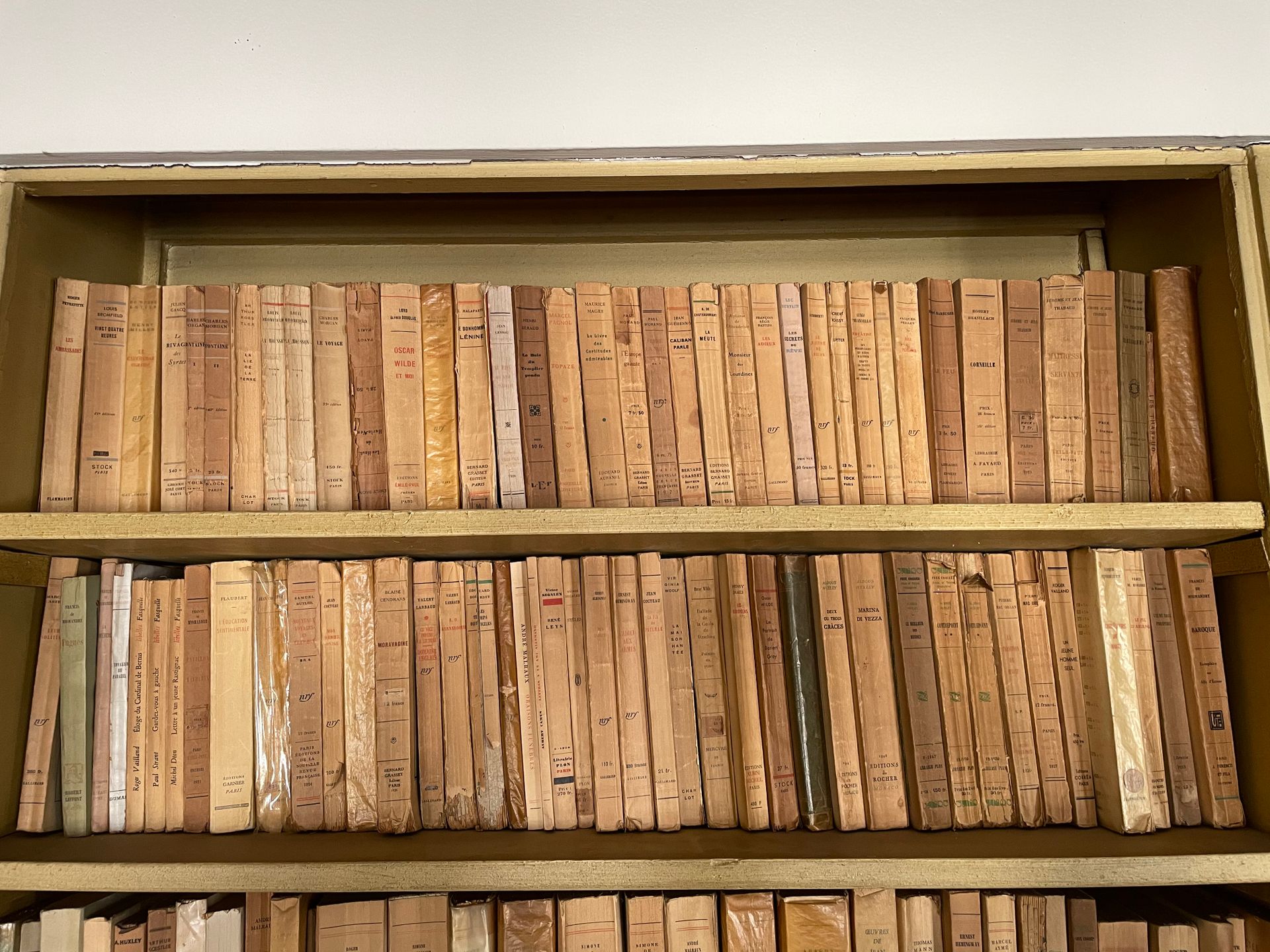 Null 文学作品的手柄：平装书和装订书。Grasset出版社, Gallimard NRF, Plon...

Sterne, Boileau, Dante,&hellip;