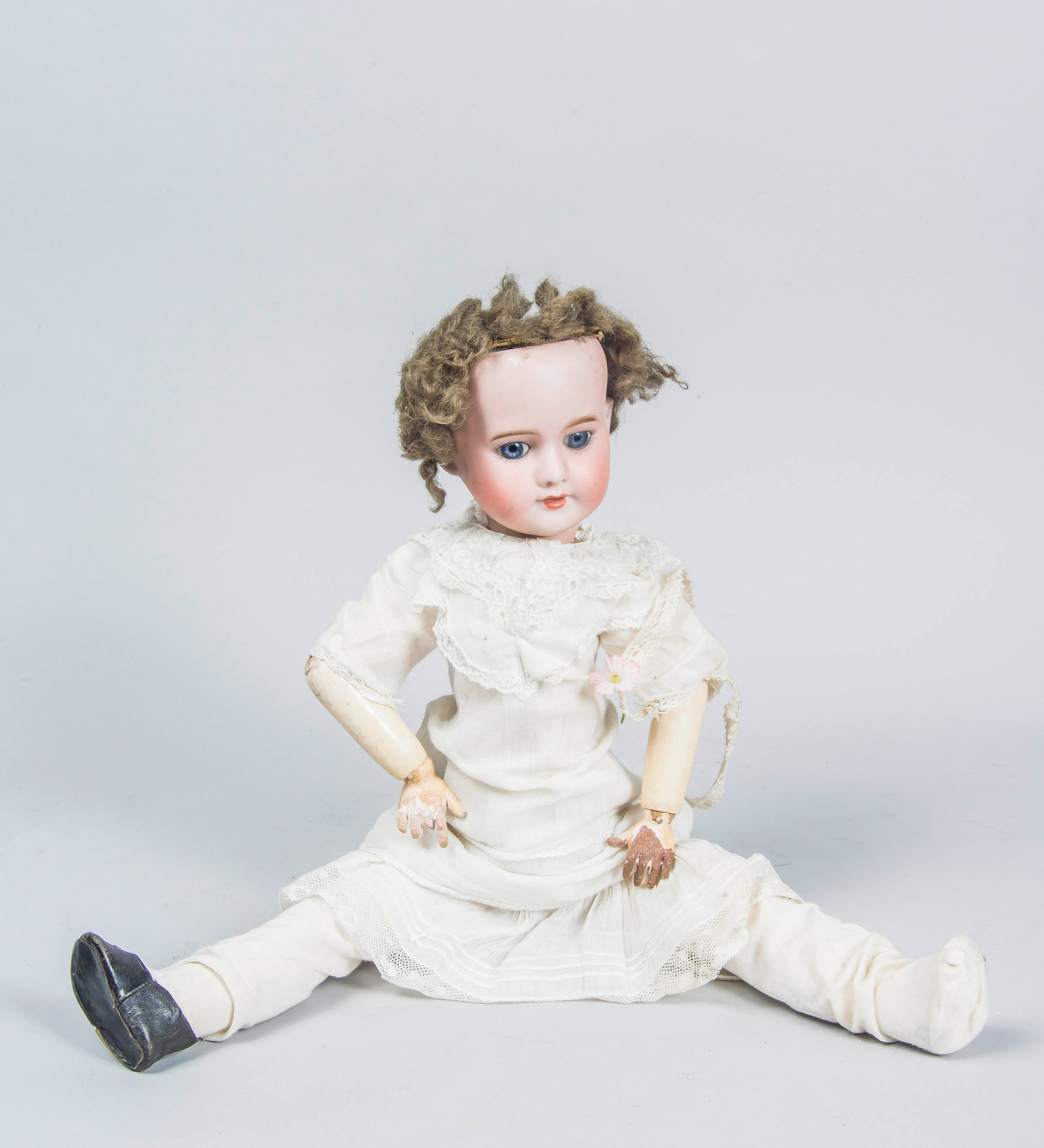 SFBJ 60 Paris, 
娃娃，瓷质头部标有SFBJ 60 T.3，眼睛固定，嘴巴张开，身体呈组合状，腿部僵硬（手部受损），高：47厘米