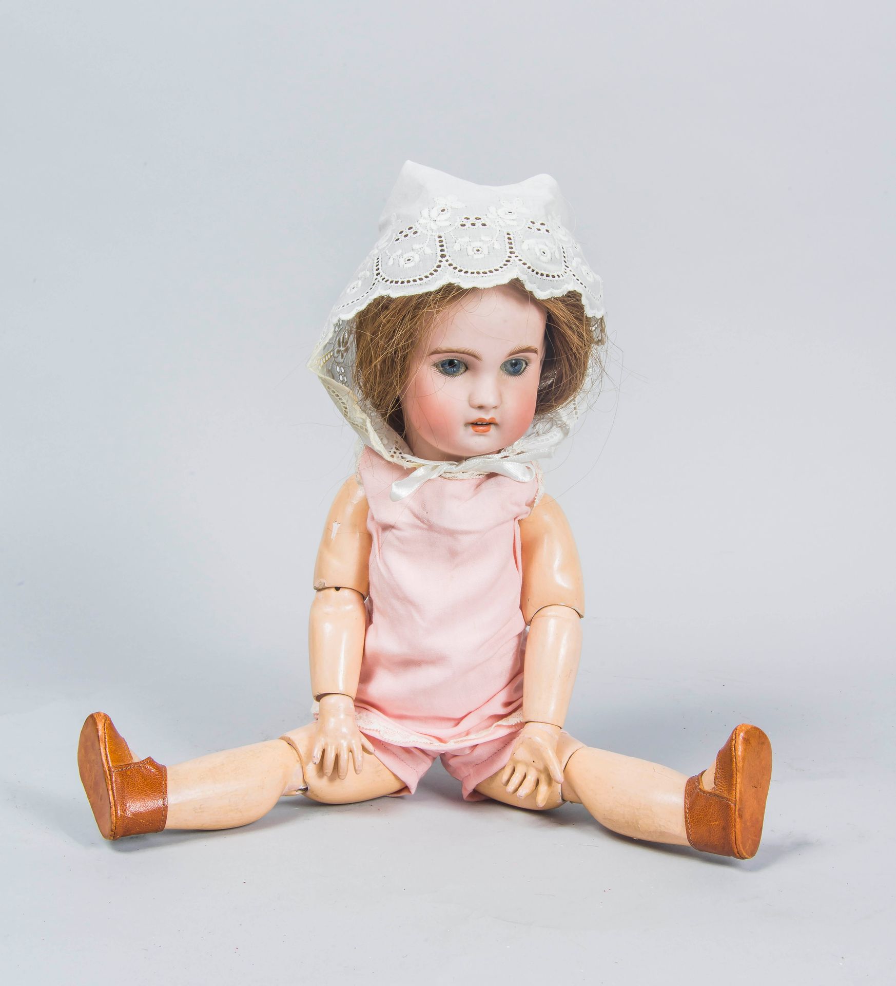 SFBJ, 
娃娃，瓷制头部标有SFBJ T.6（额头有轻微裂纹），固定的眼睛，穿孔的耳朵，假发非常胶着，木制铰接的身体和构件上有一个标签Bébé Jumeau&hellip;