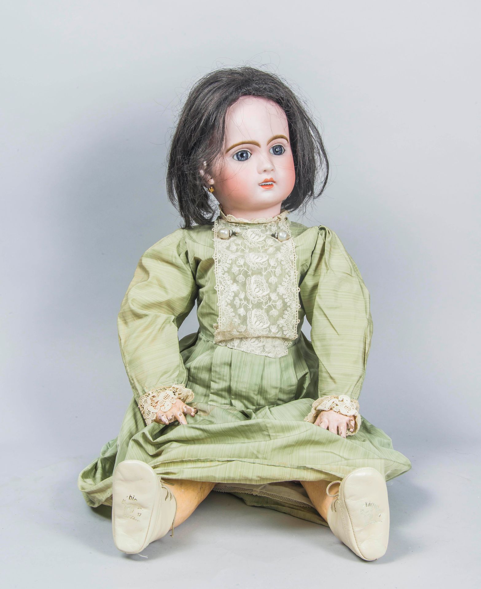 SFBJ ?, 
JUMEAU娃娃（无标记），瓷质头部标有T.12（两个小裂缝，一个在前额，另一个在耳后），固定的蓝色眼睛，在一排牙齿上张开的嘴，木质和组成的铰&hellip;