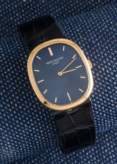 PATEK PHILIPPE vers 1975 椭圆型腕表，编号3548，18K黄金（750‰）椭圆形表壳，带夹层（签名和编号）。隐形手柄。蓝色表盘上有应用指&hellip;