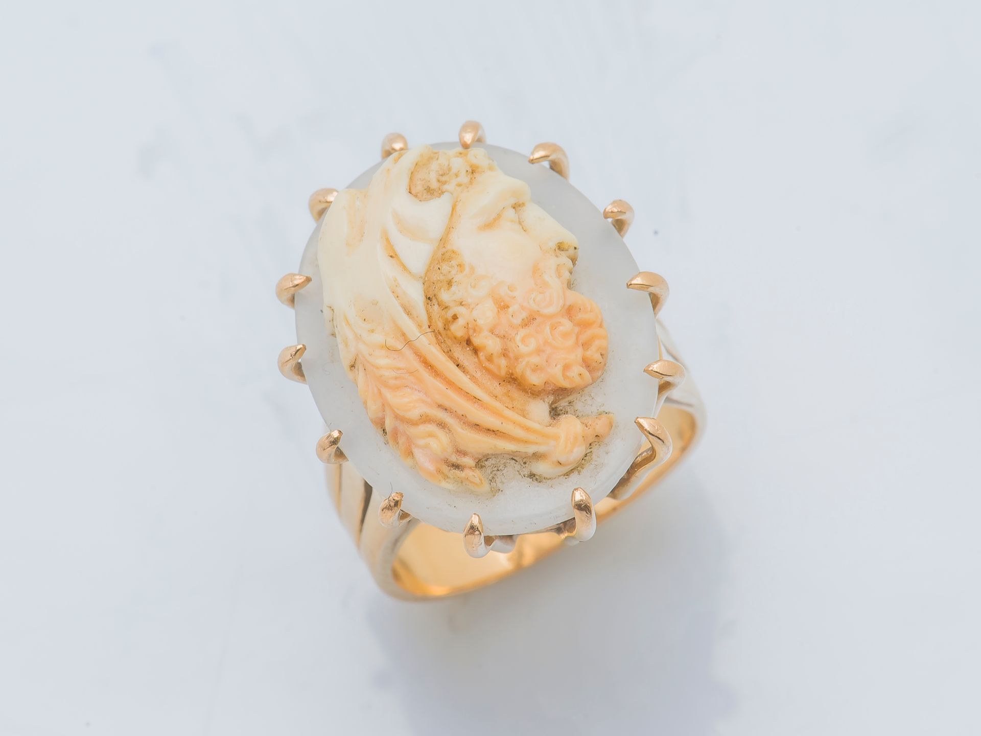 Null Yellow gold ring 18 carats (750 ‰) adorned with a cameo on agate depicting &hellip;