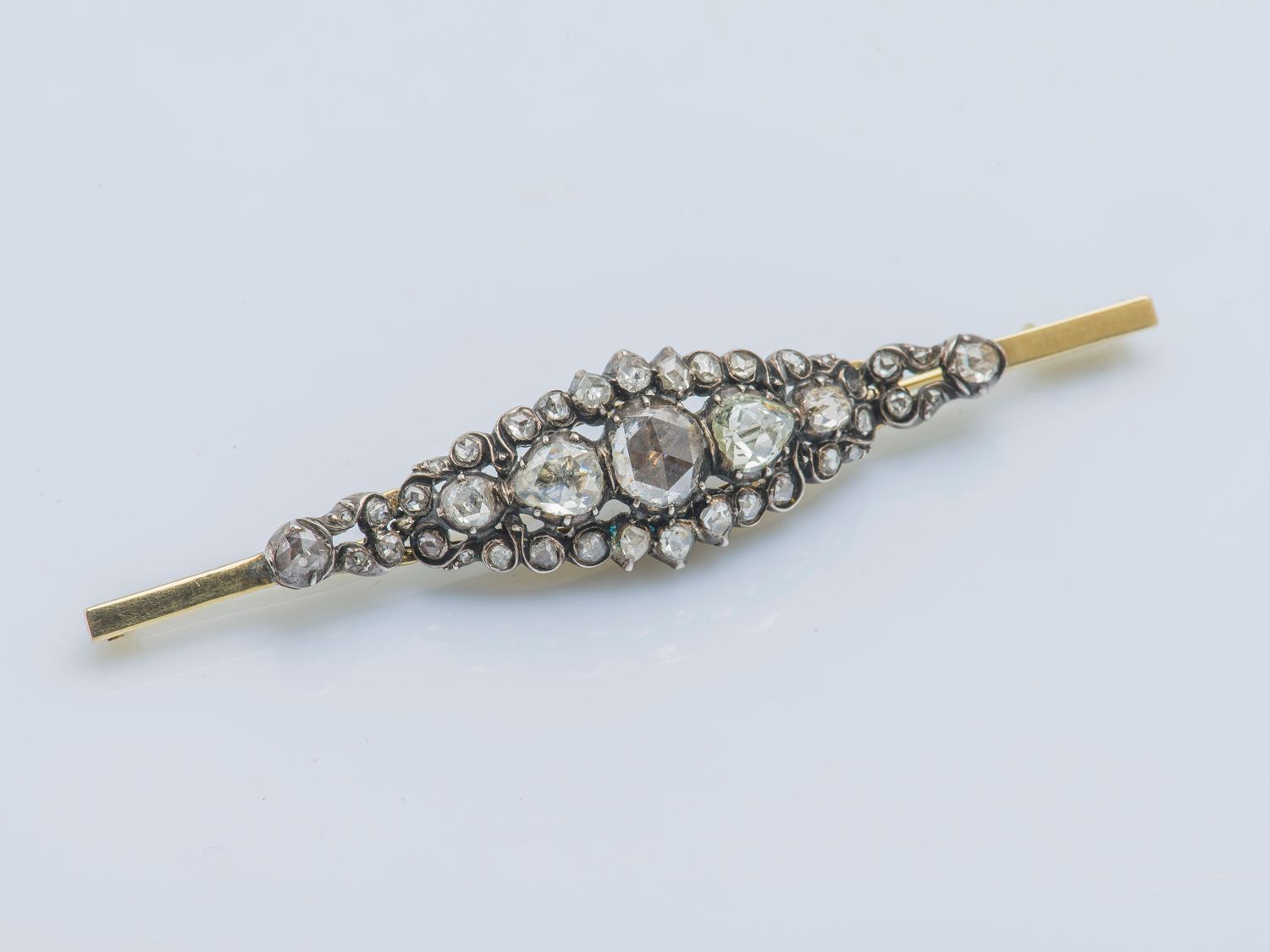 Null Broche barrette en or jaune 14 carats (585 ‰) et argent (800 ‰) ornée de di&hellip;