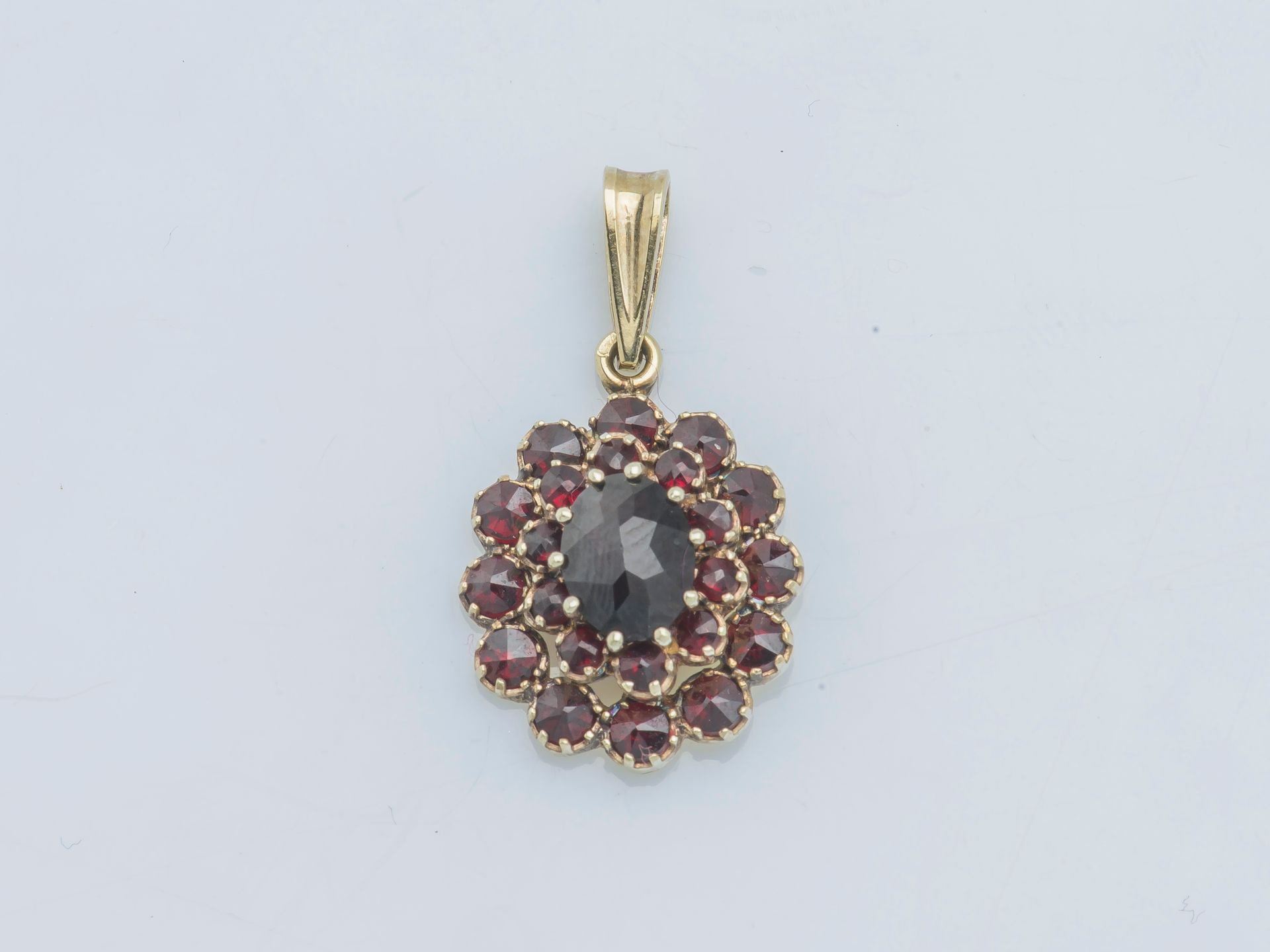 Null 14K yellow gold pendant (585 ‰) adorned with an oval faceted garnet in a do&hellip;