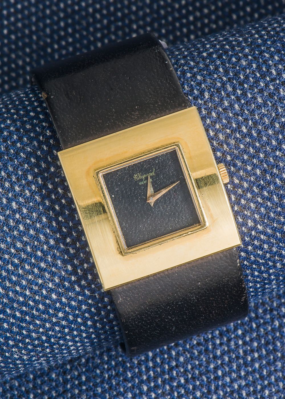 CHOPARD, vers 1980 袖口表链，18K黄金（750‰）方形表壳，带夹层（签有LUC字样，有Quilbé之家的标志和编号）。黑色皮革表盘上有Cho&hellip;