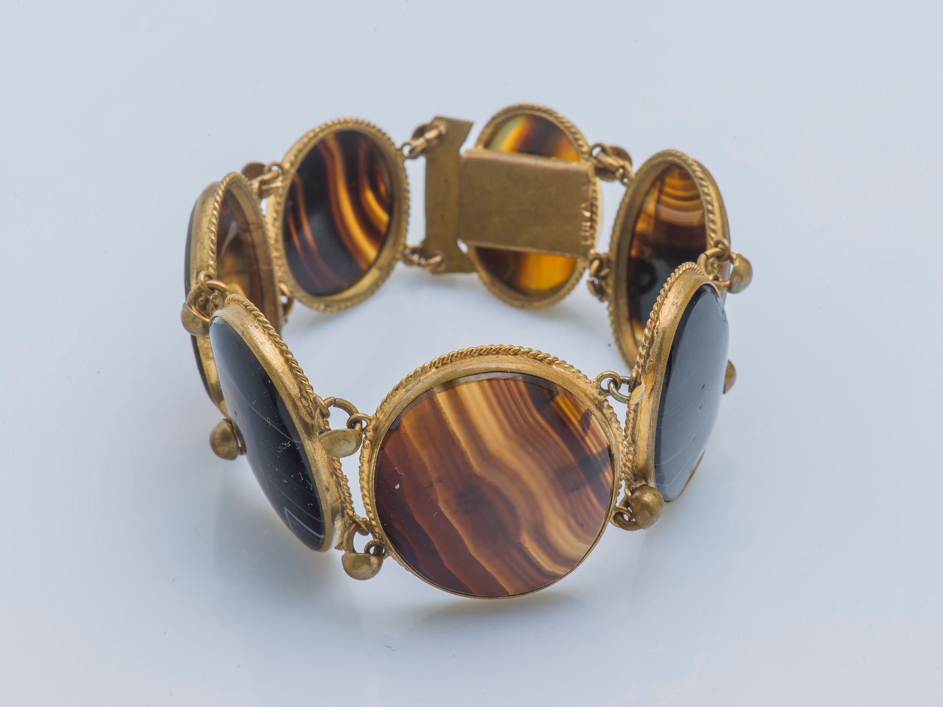 Null Bracelet en métal composée de médaillons sertis d’onyx polis en chute.

Tou&hellip;