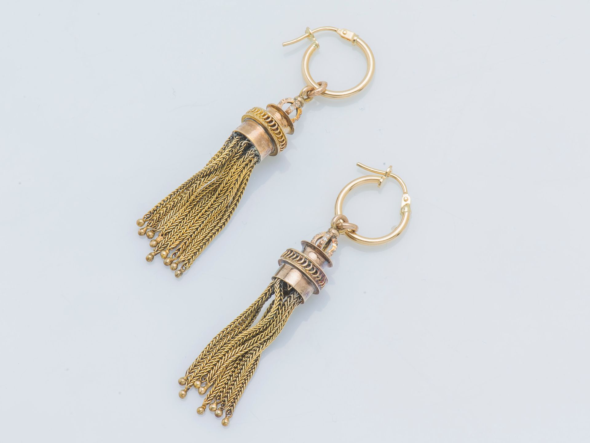 Null 
A pair of 14-karat yellow gold (585 ‰) earrings holding a tassel of nine b&hellip;
