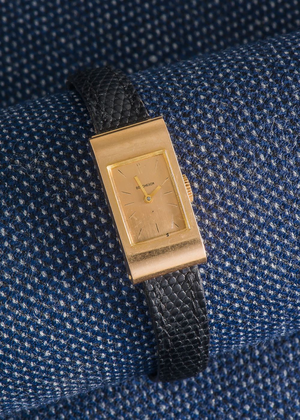 BOUCHERON , vers 1968 Reflet长方形女士腕表，18克拉（750‰）玫瑰金表壳，表带下有可拆卸的表耳，金色表盘上有金色刻度和指针。精致的&hellip;