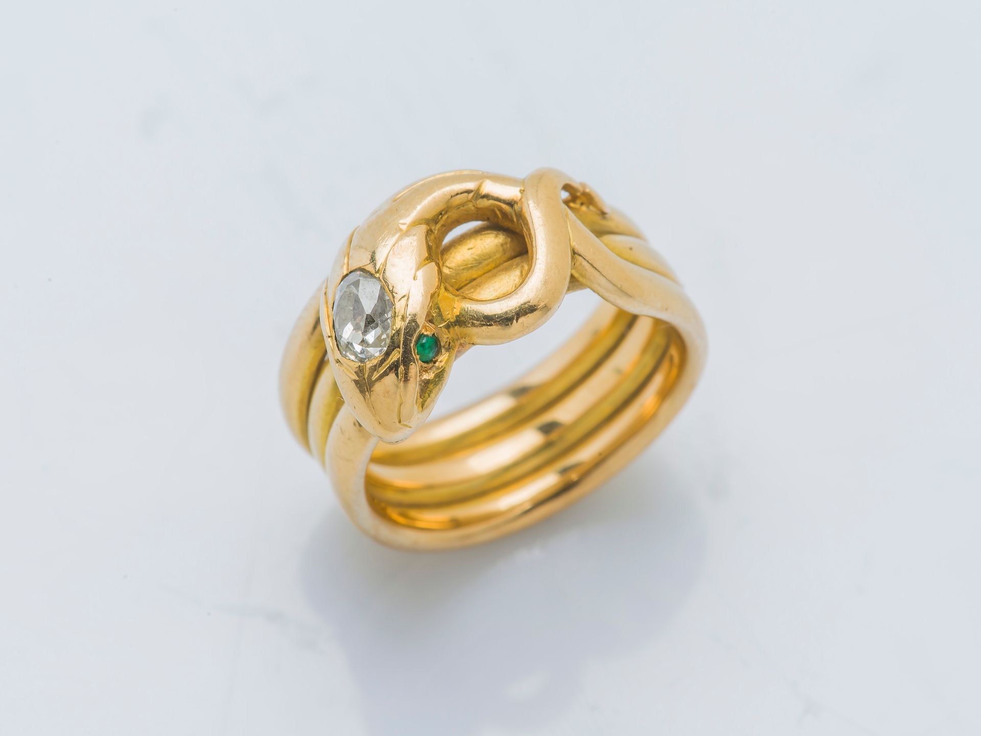 Null 一枚18克拉（750‰）黄金蛇形戒指，头部镶嵌着一颗老式切割钻石，重约0.2克拉，眼睛镶嵌着祖母绿。19世纪。

手指大小 : 53 重量 : 13,&hellip;